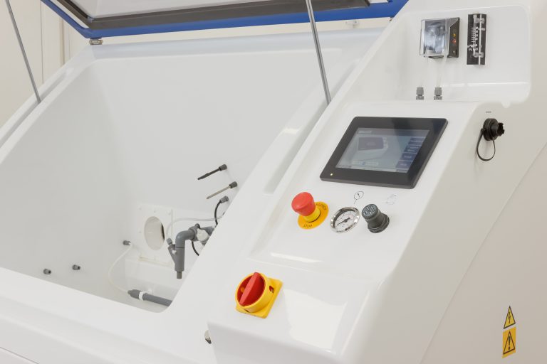Vnitřek Korozní komory Cyclic Corrosion s objemem 450 l